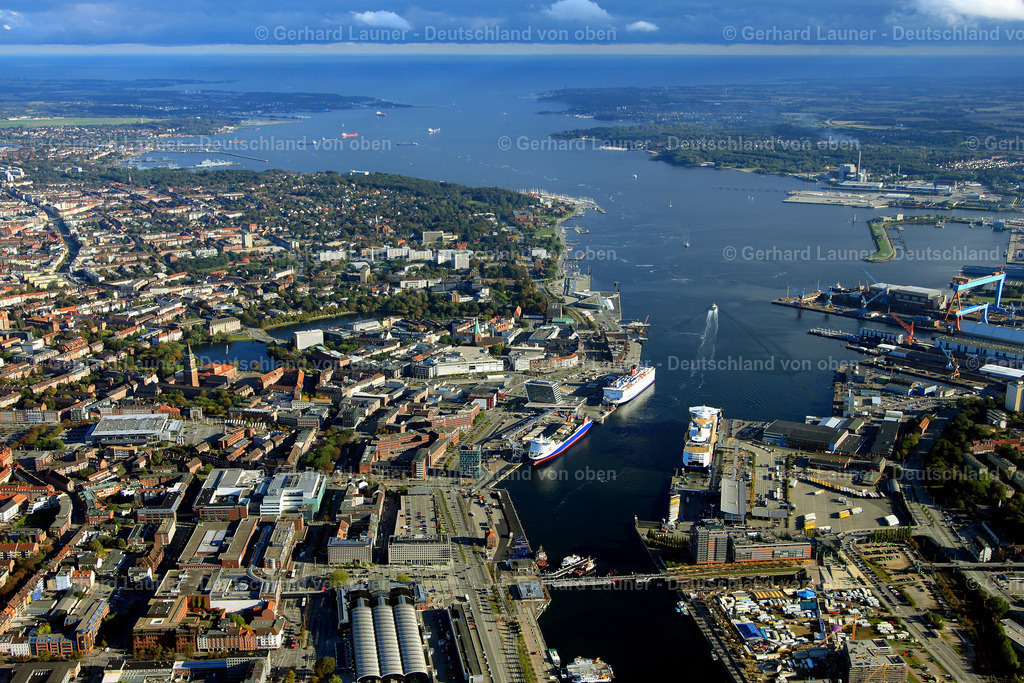 3071456 | KIEL 07.08.2020 Blick über die Kieler Förde und die Stadt Kiel mit seinen Hafenanlagen, Werften, Geschäfts- Büro- und Wohnhäusern