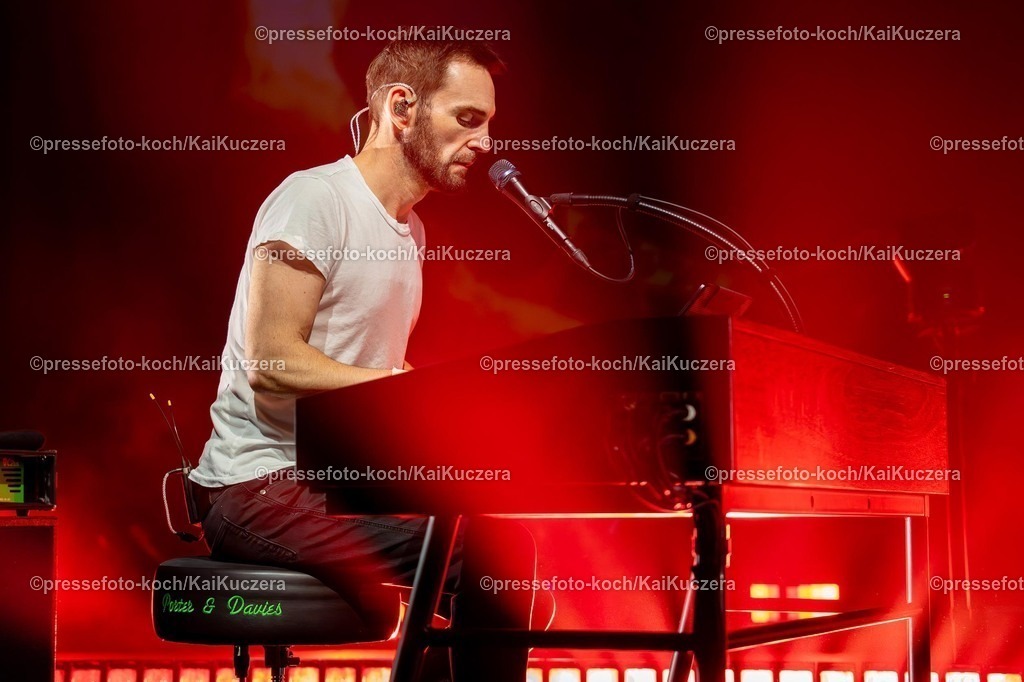 KKU07022501021 | 07.02.2025, xkkux, Düsseldorf, Die Band Snow Patrol performt bei ihrer Deutschlandtour in der Mitsubishi Electric HALLE. Im Bild Johnny McDaid