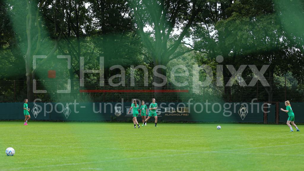 Fussball, Google Pixel Frauen-Bundesliga, Training SV Werder Bremen | v.li.: Spielerinnen des SV Werder Bremen bei einer Trainingsübung, fotografiert durch ein Tornetz