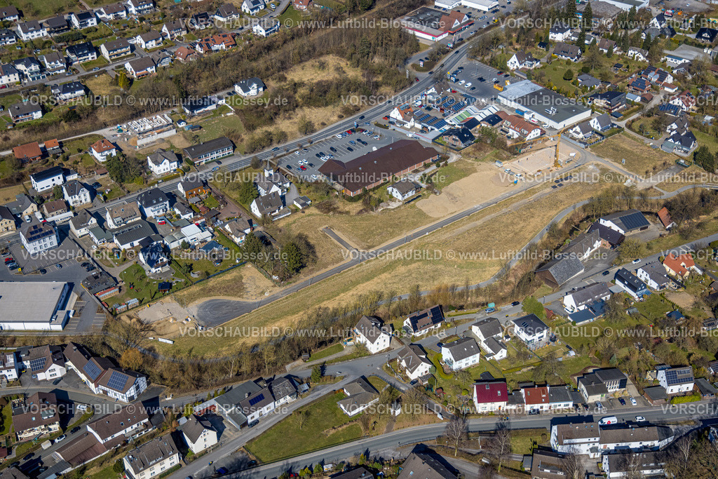 Balve250304176 | Luftbild, Einkaufszentrum mit Aldi Supermarkt Hönnetalstraße, evang. Kirche, Baustelle Hönnetalstraße Am Nierenhof, Wohngebiet um die Mellener Straße, Helle, Balve, Sauerland, Nordrhein-Westfalen, Deutschland