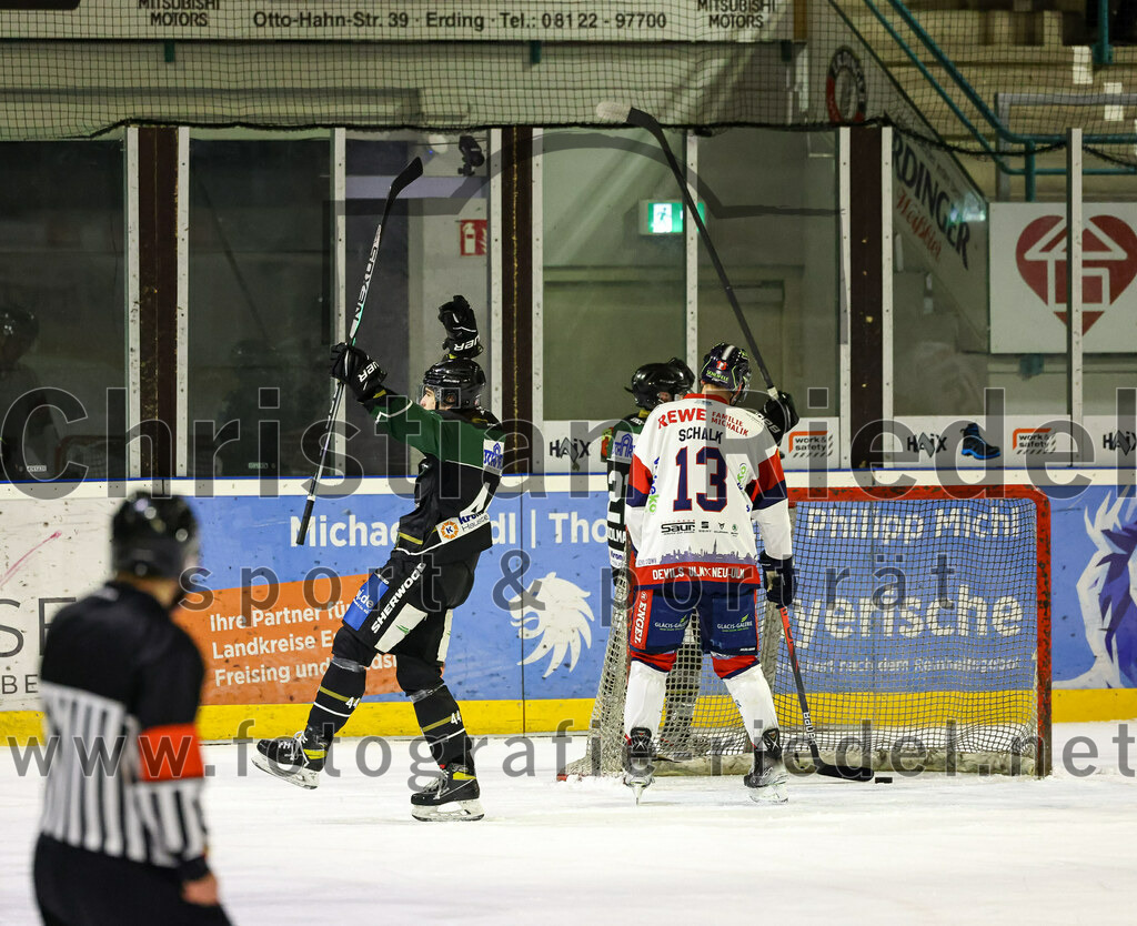 2023-01-13_071_TSV_Erding_gegen_VfE_Ulm-Neu-Ulm | Erding, Deutschland, 13.01.2023:
Eishockey, Bayernliga 2022 / 2023, 27. Spieltag, TSV Erding gegen VfE Ulm/Neu-Ulm, Endergebnis: 6:1

Paul Wallek (Erding Gladiators, #44), Jonathan Schalk (VfE Ulm/Neu-Ulm e. V., #13)

Foto: Christian Riedel / fotografie-riedel.net