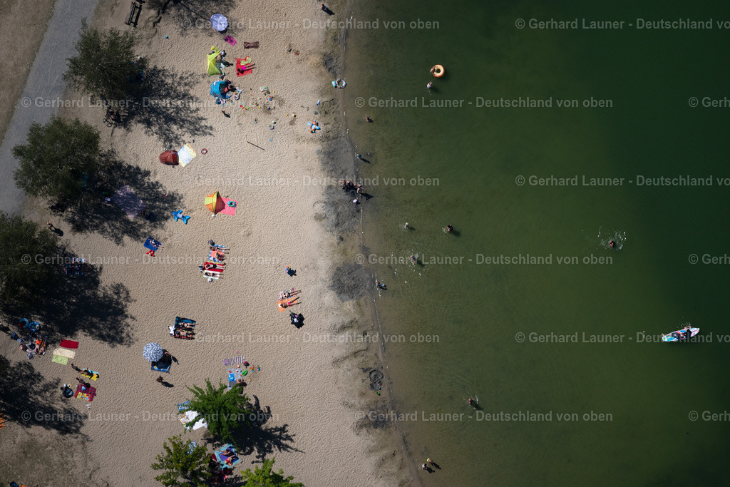 4035892 | BRAUNSCHWEIG 31.07.2020 Uferbereiche am Sandstrand des Freibades " Heidbergsee " im Ortsteil Heidberg-Melverode in Braunschweig im Bundesland Niedersachsen, Deutschland. // Sandy beach areas on the " Heidbergsee " in the district Heidberg-Melverode in Brunswick in the state Lower Saxony, Germany. Foto: Gerhard Launer