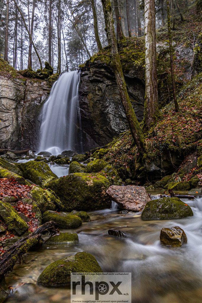 Wasserfall im Herbst | Stimmungsvolle Fotokunst aus Luzern. Erlebe den Pilatus, den See und die Stadt Luzern in exklusiven Aufnahmen in der Fotogalerie & Shop. - Realisiert mit Pictrs.com