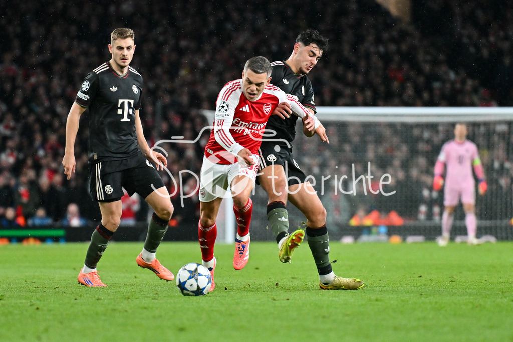 Arsenal FC - FC Bayern München | LONDON, ENGLAND - 26. NOVEMBER: im Duell Leandro TROSSARD (Arsenal FC 19) und Aleksandar PAVLOVIC (FC Bayern Munich 45) beim Ligaspiel zwischen Arsenal London und dem FC Bayern München am 5. Spieltag der UEFA Champions League im Emirates Stadium am 26.11.2025 / Josip STANISIC (FC Bayern Munich 44)