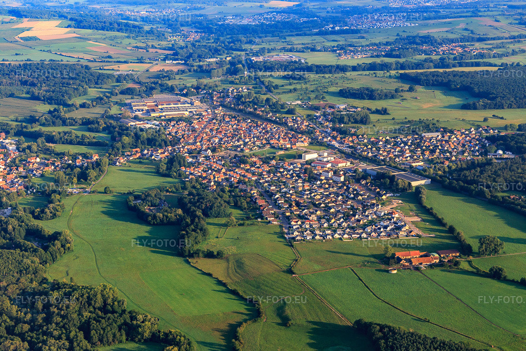 Vue aérienne: Vue de la ville depuis le sud à Mertzwiller dans le département Bas Rhin, France – .Photo: IMG_138075.jpg prise le 19/08/2023 par Werner Riehm/FLY-FOTO.eu – Résolution de l'original: 5472 x 3648 px