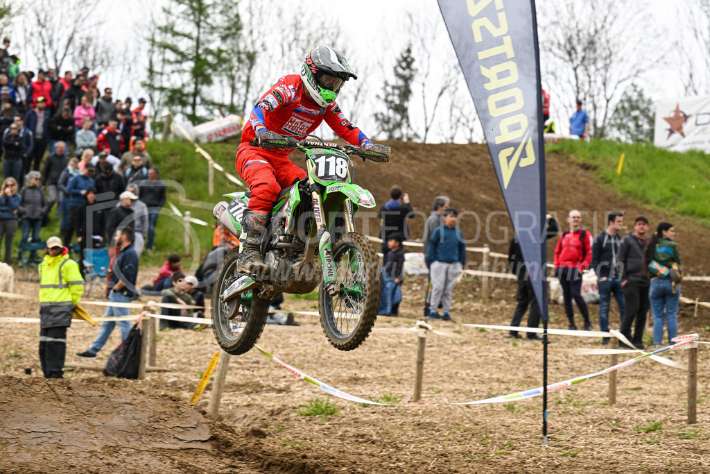 Motocross Schlatt bei Winterthur - 30. April 2023 | #118 Lourenco Fabio aus Colombier (CH) auf Kawasaki in der Kategorie ProRace Serie am Motocross Schlatt bei Winterthur, 30. April 2023. 
Instagram: @mx_schlatt | @mc_wila | @sam_schweiz
Bild: Sportfotografie Markus Aeschimann | www.markus-aeschimann.ch - Realisiert mit Pictrs.com