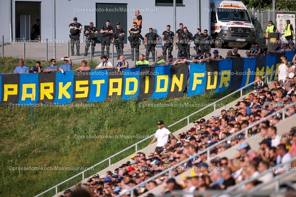 DFB15082501033 | 15.08.2025, Fußball, DFB-Pokal, 1. FC Saarbrücken - 1.FC Magdeburg, Ludwigsparkstadion, Saison 2025 2026: Polizei Polizeibereitschaft Polizeieinsatz Hochrisikospiel   DFB regulations prohibit any use of photographs as image sequences and or quasi-video.