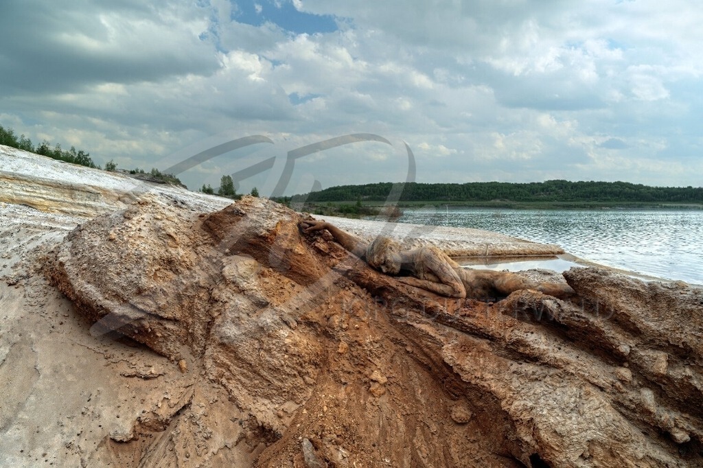 NatureArt-SANDBERGE_1046x | Schlafend am Baggersee | #008 | Modell: Tatjana Heinz | Foto: Hendrik Penschuck - Realisiert mit Pictrs.com