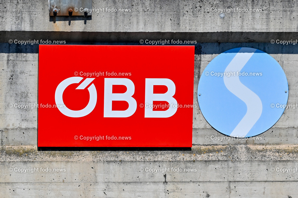 Bahnhof Pasching_ Bahnsteig_ 29.06.2023-12 | 29.06.2023, Pasching, AUT, Bahnhof, Bahnsteig, im Bild Bahnhof Pasching, Bahnsteig, Gleise, Wartehaus, Automat, Abgang, OEBB, Schild