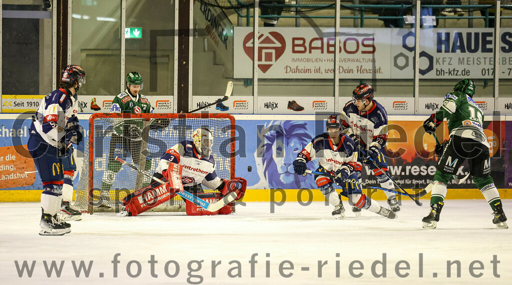 2024-01-05_040_TSV_Erding_gegen_VfE_Ulm-Neu-Ulm | Erding, Deutschland, 05.01.2024:
Eishockey, Bayernliga Vorrunde 2023 / 2024, 22. Spieltag, TSV Erding gegen VfE Ulm/Neu-Ulm, Endergebnis: 7:6

Torwart David Heckenberger (VfE Ulm/Neu-Ulm e. V., #3), Daniel Krzizok (Erding Gladiators, #18)

Foto: Christian Riedel / fotografie-riedel.net