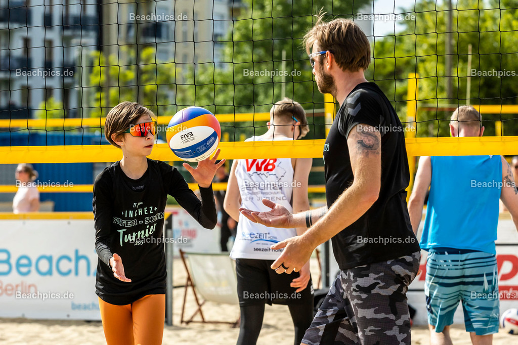 2023-00070353-Vater-Sohn-Turnier |  18.05.2023; Berlin Foto: Gerold Rebsch - www.beachpics.de
