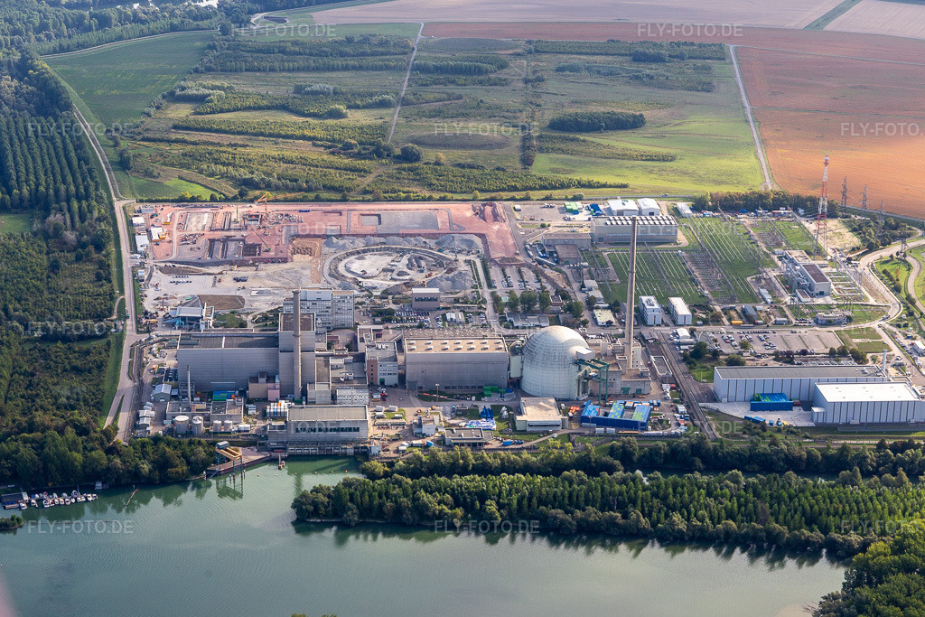 Luftbild: Im Rückbau befindliches Kernkraftwerk der ENBW mit Baustelle des Gleichstromkonverters in Philippsburg im Bundesland Baden-Württemberg in Deutschland. Foto: IMG_122705.jpg vom 11.09.2020 durch Werner Riehm/FLY-FOTO.de