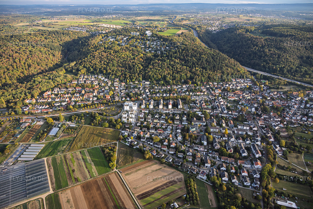 Luftbild: Ortsansicht aus Nordwesten im Ortsteil Wolfartsweier in Karlsruhe im Bundesland Baden-Württemberg in Deutschland. – Foto: IMG_160039.jpg vom 16.10.2026 durch Werner Riehm/FLY-FOTO.de – Auflösung des Originals: 6000 x 4000 px