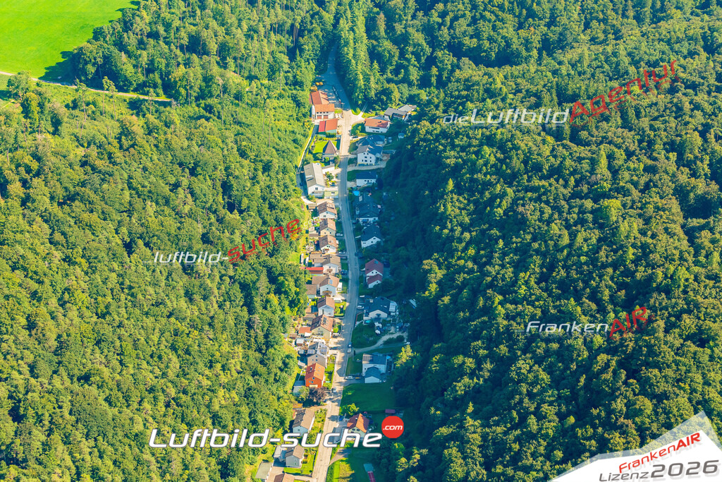 Luftaufnahme von  Mörnsheim - Die Luftaufnahme wurde 2025 vom UL-Flugzeug heraus erstellt ( keine Drohne ) - Hochauflösende Luftaufnahme - für professionelle Ausdrucke geeignet. Die Geschenkidee !Mit Lizenz und Bildrechte bestellbar