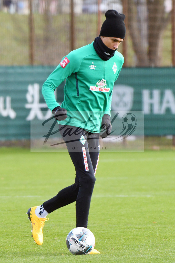 20200212_TRASVW_0063 | Fussball, Herren: Davie Selke (Werder Bremen) in Aktion, am Ball, Einzelaktion waehrend der Trainingseinheit des SV Werder Bremen auf dem wohninvest Weserstadion Trainingsplatz am 12.02.2020 in Bremen, Deutschland. - Realisiert mit Pictrs.com