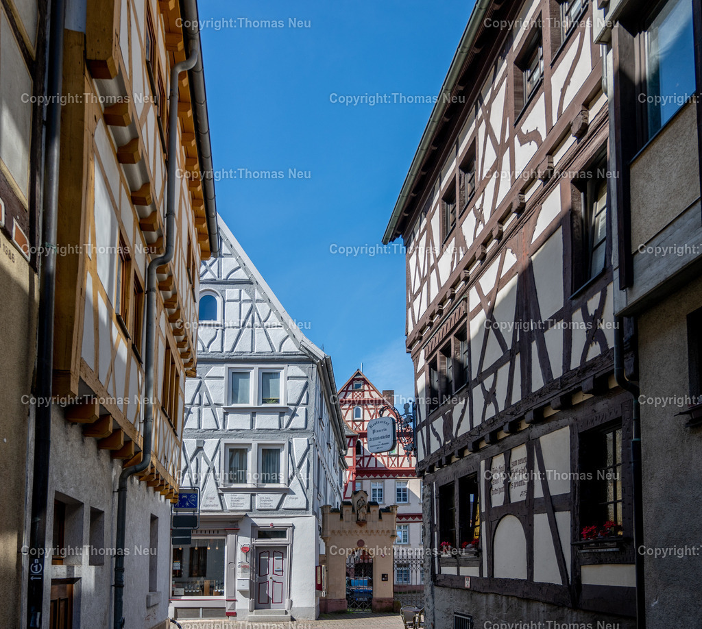 DSC_3581 | Bensheim, Fachwerk in der Innnenstadt, Blick aus der Schlinkengasse in die Straße "Am Bürgerhaus" rechts hinten der Hohenecker Hof mit dem Sandsteintor, Bild: Thomas Neu