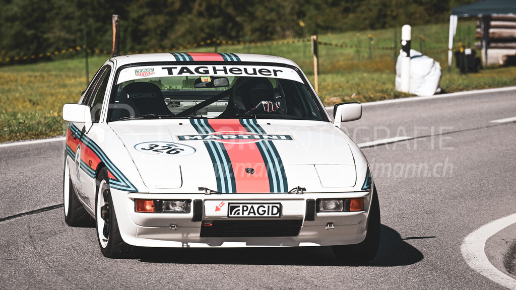 19. Arosa ClassicCar 2023 - 1. September 2023 | 19. Arosa ClassicCar 2023
Arosa, Schweiz
Zünd Urs aus Widnau mit der Startnummer 326 in einem Porsche 924S, Jahrgang 1985, in der Klasse Sport Trophy.
@arosaclassiccar, @arosa.official, #arosaclassiccar, #arosa, #76curves, #classiccar
Bild: Sportfotografie Markus Aeschimann | www.markus-aeschimann.ch - Realisiert mit Pictrs.com