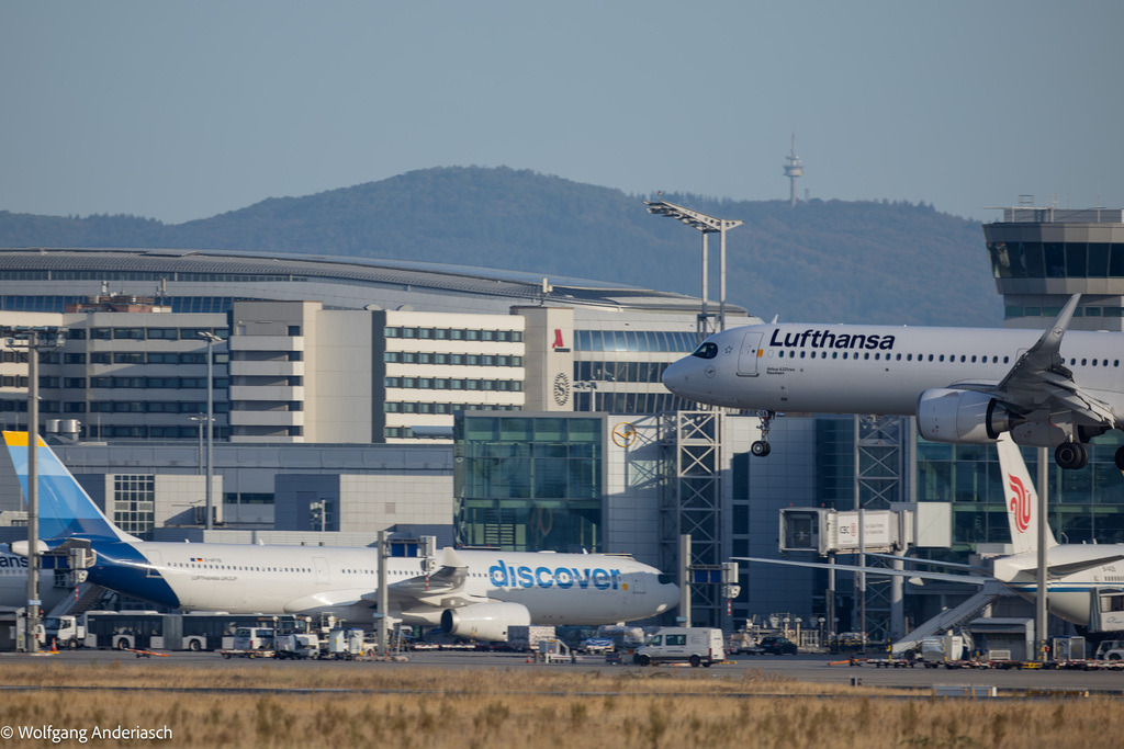R3C_7132_LH Airbus A321_Impression_Discover | Fotografie mit Perspektive: Luftfahrt, Menschen & Natur. Hochwertige Fine-Art-Fotografie, visuelles Storytelling und emotionale Bildwelten entdecken & kaufen.Fine Art Fotografie, visuelles Storytelling, Luftfahrtfotografie, emotionale Fotokunst - Realisiert mit Pictrs.com
