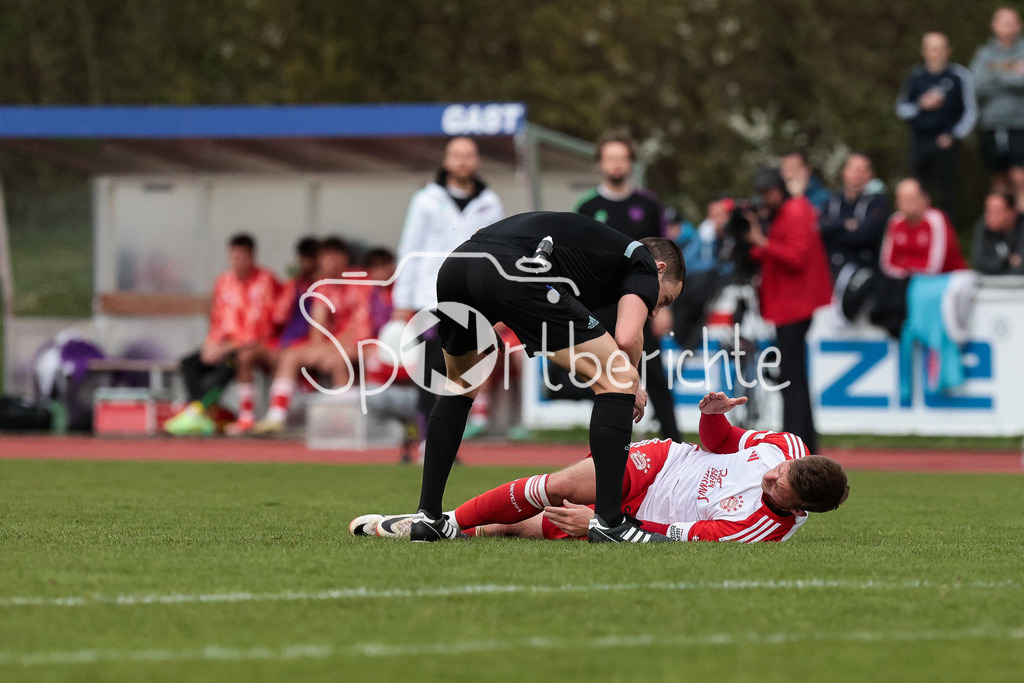 FV Illertissen - FC Bayern Amateure | der angeschlagene Timo KERN (FCB #10) wird vom Schiedsrichter Manuel STEIGERWALD behandelt
