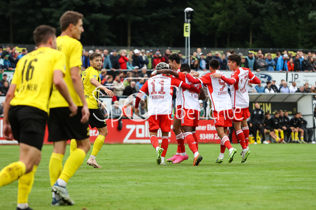 DJK Vilzing - FC Bayern Amateure | Jubel nach dem Treffer zum 0-1 durch Desire SEGBE AZANKPO (FCB 34) / Freude / Tor / Torschuetze