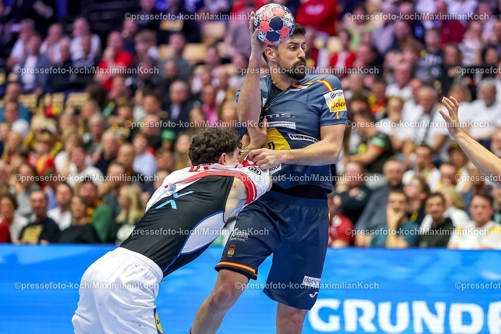 EHF17012601106 | 17.01.2026, Handball, Men's EHF EURO 2026, Österreich - Spanien, Jyske Bank Boxen in Herning, Dänemark, Preliminary Round:  Elias Kofler (Austria #66) im Zweikampf gegen   Agustin Casado Marcelo (Espania #08) 
