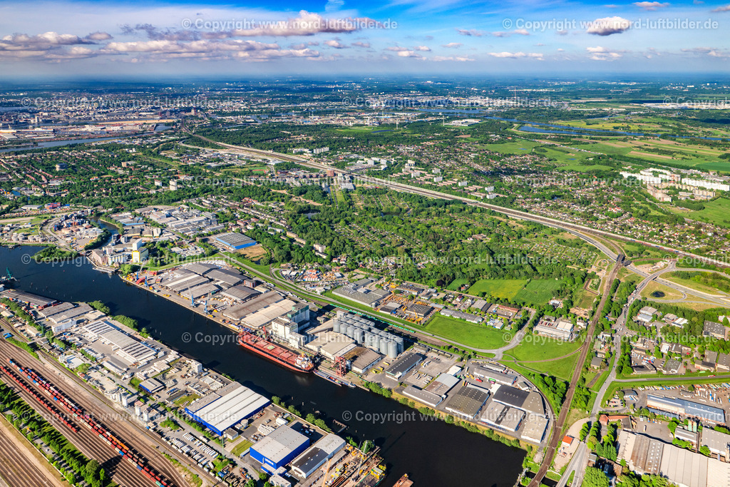 Hamburg_Wilhelmsburg_Habema_Futtermittel_GmbH_Co_Kg_ELS_9946070524 | HAMBURG 07.05.2024 Hafen Verladestation für Fest und Schüttgüter der Firma HABEMEA Futtermittel Gmbh im Hafenbereich in Wilhelmsburg in Hamburg, Deutschland. // Harbor loading station for solid and bulk goods from HABEMEA Futtermittel Gmbh in the harbor area in Wilhelmsburg in Hamburg, Germany. Foto: Martin Elsen