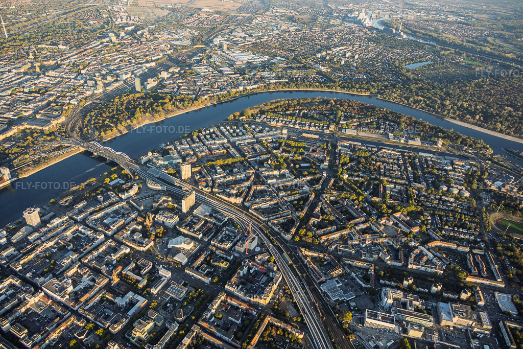 Luftbild: Stadtübersicht aus Westen mit Hochstraße Süd (B37) bis zur Konrad-Adenauer-Brücke über den Rhein und der Parkinsel im Ortsteil Mitte in Ludwigshafen im Bundesland Rheinland-Pfalz in Deutschland. – Foto: IMG_159725.jpg vom 06.10.2026 durch Werner Riehm/FLY-FOTO.de – Auflösung des Originals: 6000 x 4000 px