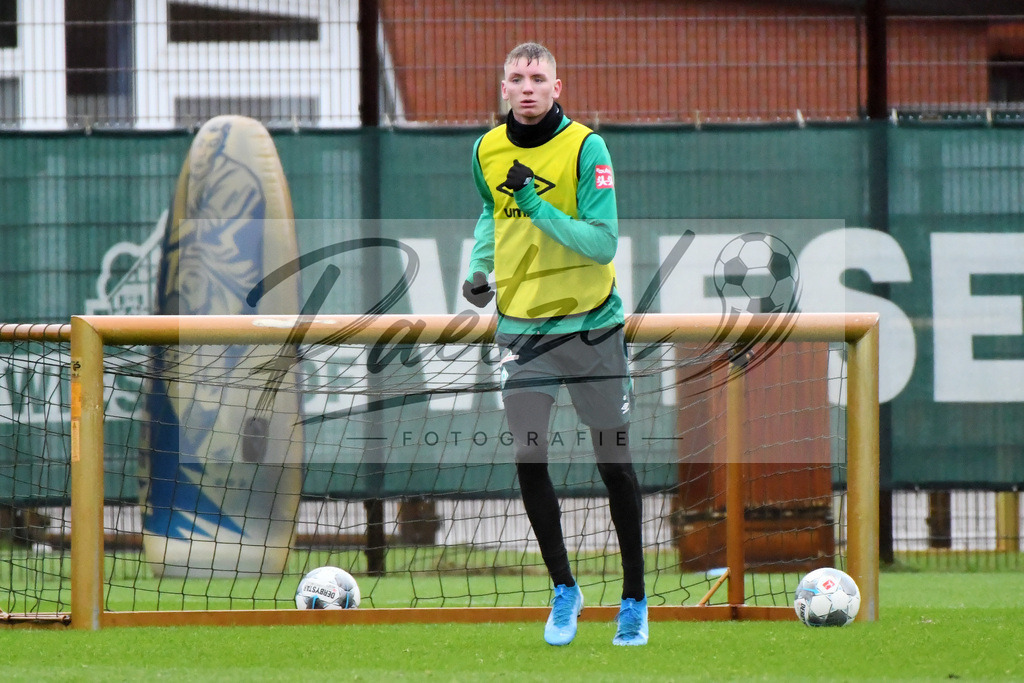 20200129_TRASVW_0048 | Fußball, Herren: Nick Woltemade (SV Werder Bremen) in Aktion, am Ball, Einzelaktion beim Training des SV Werder Bremen am 29.01.2020 im wohninvest Weserstadion in Bremen, Deutschland.(Foto von Nico Paetzel) - Realisiert mit Pictrs.com