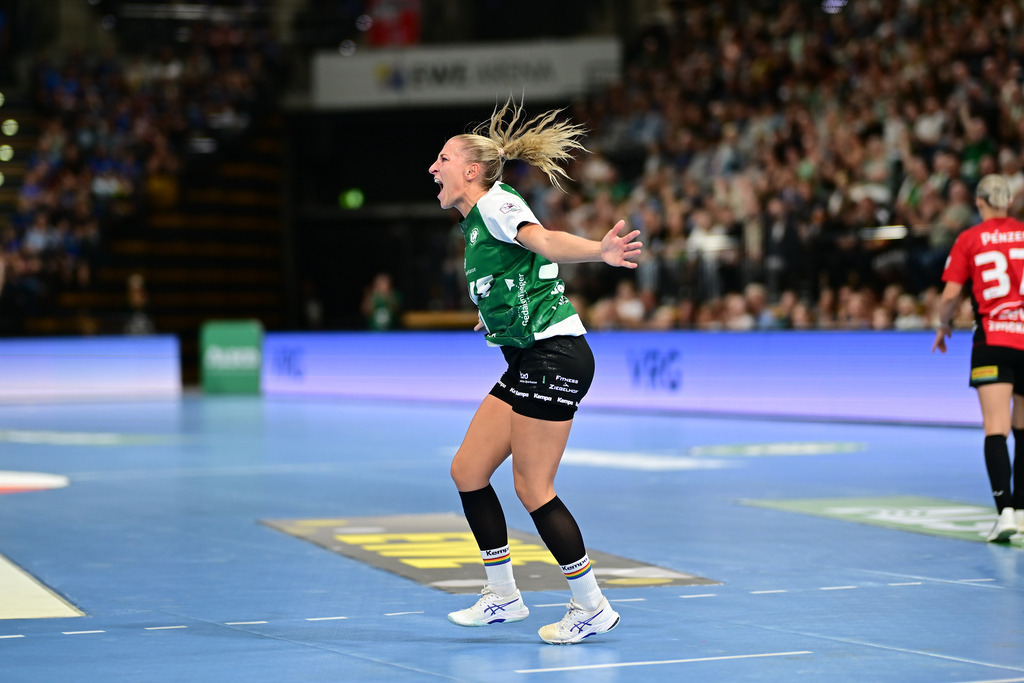 Handball I Frauen I Saison 2025-2026 I 1. HBF I 1. Spieltag I VfL Oldenburg - BSV Sachsen Zwickau | Jubel, Begeisterung, Enthusiasmus, Euphorie, Freude, Glücksgefühl, Heiterkeit bei: Jenny Behrend (30, VfL Oldenburg) - Realisiert mit Pictrs.com