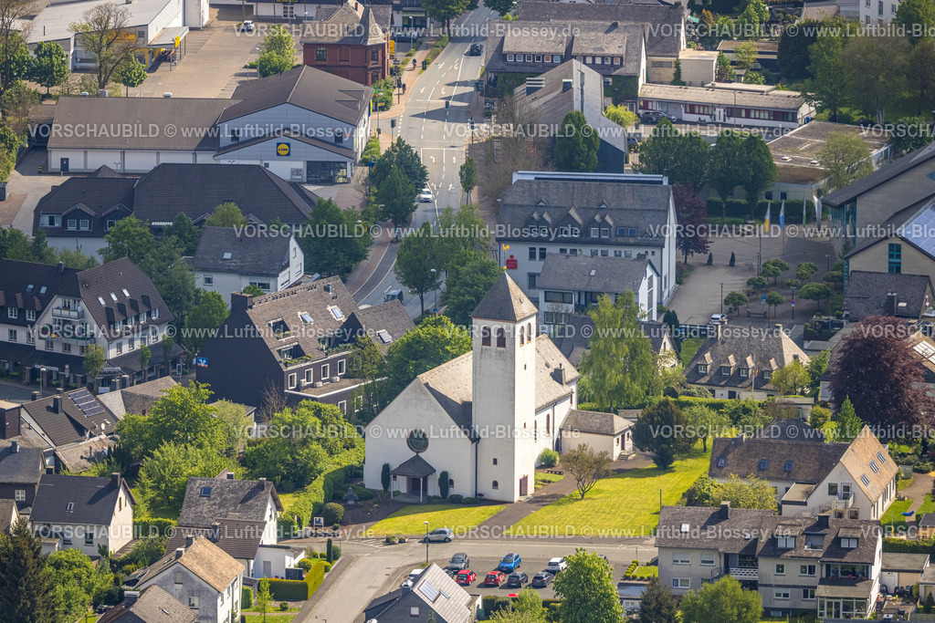 Bestwig240502905 | Luftbild, kath. Christkönig-Kirche, Wohngebiet, Bestwig, Sauerland, Nordrhein-Westfalen, Deutschland