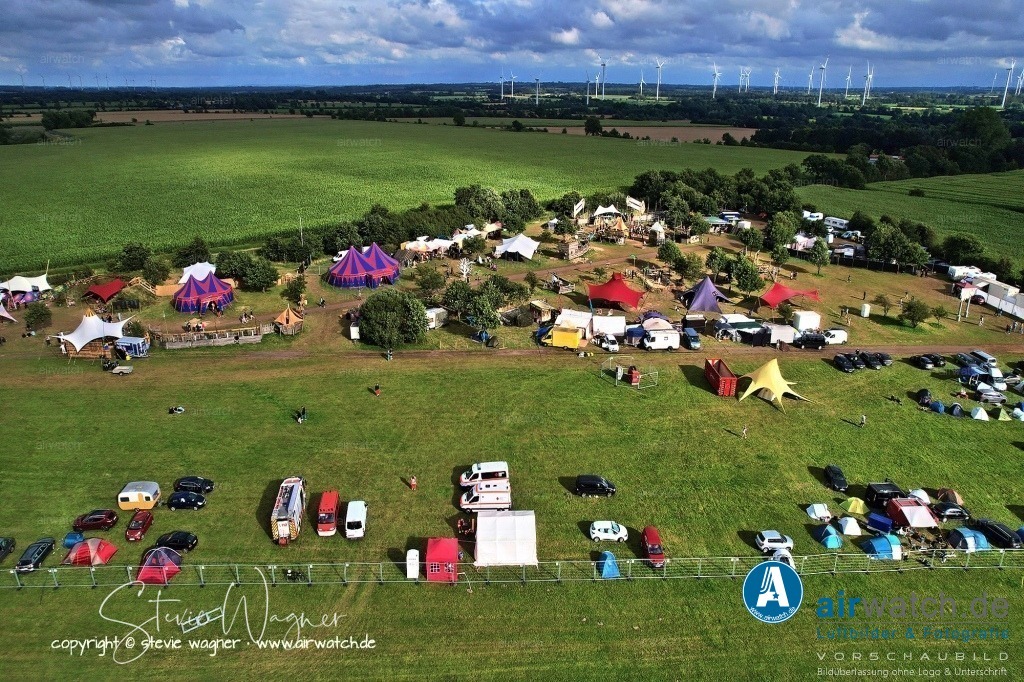 Bachblyten® Festival 2023 | Entdecken Sie atemberaubende Luftbilder und Fotografien auf airwatch.de - Tauchen Sie ein in eine Welt voller faszinierender Aufnahmen aus der Vogelperspektive.