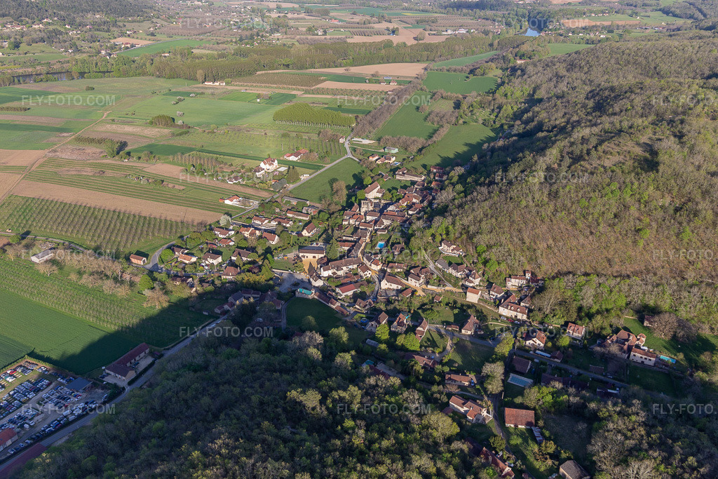 Aerial view: View of the town in Allas-les-Mines in the state Dordogne, France. – Photo: IMG_113525.jpg taken on 04/16/2019 by Werner Riehm/FLY-FOTO.com – Resolution of the original: 5472 x 3648 px