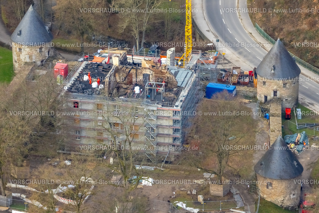 Velbert251201026Neviges-2 | , Luftbild, Schloss Hardenberg, Aufräumarbeiten und Sicherungsarbeiten nach dem Vollbrand des Schlosses am 21.11.2025,  Umbau und Renovierung mit Baugerüst und Baukran, Neviges, Velbert, Bergisches Land, Nordrhein-Westfalen, Deutschland