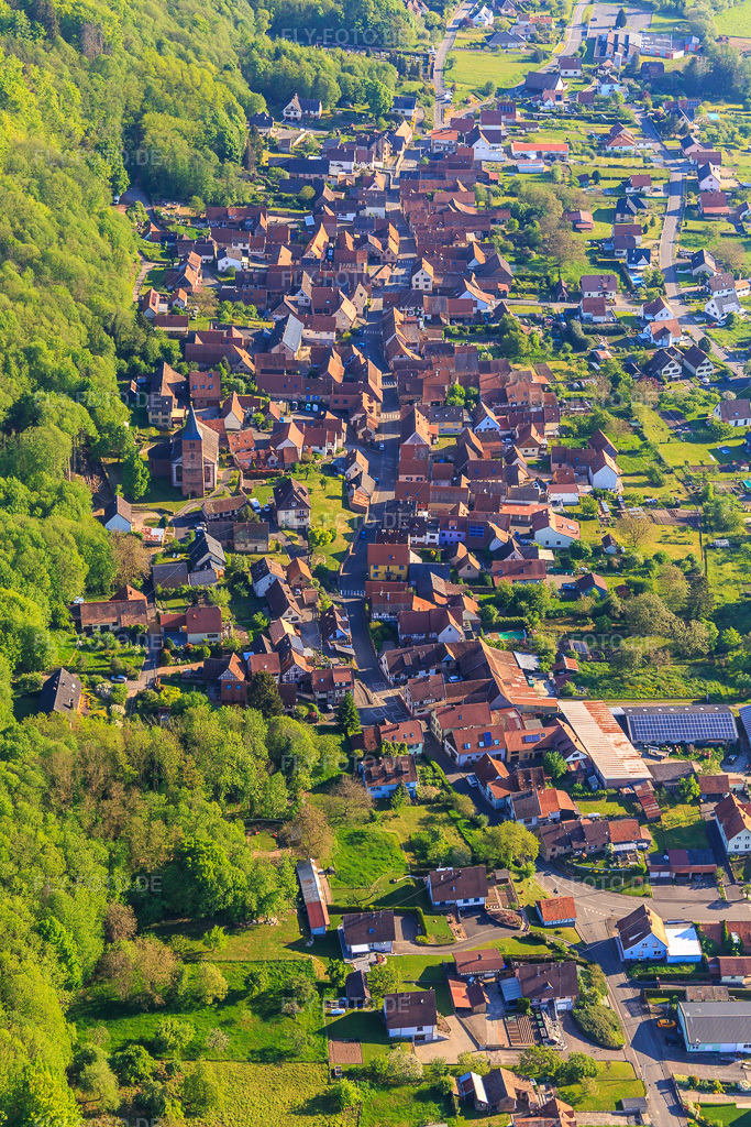 Luftbild: Rue Principale von Süden in Ernolsheim-lès-Saverne im Bundesland Bas-Rhin in Frankreich. Foto: IMG_146005.jpg vom 01.05.2025 durch Werner Riehm/FLY-FOTO.de