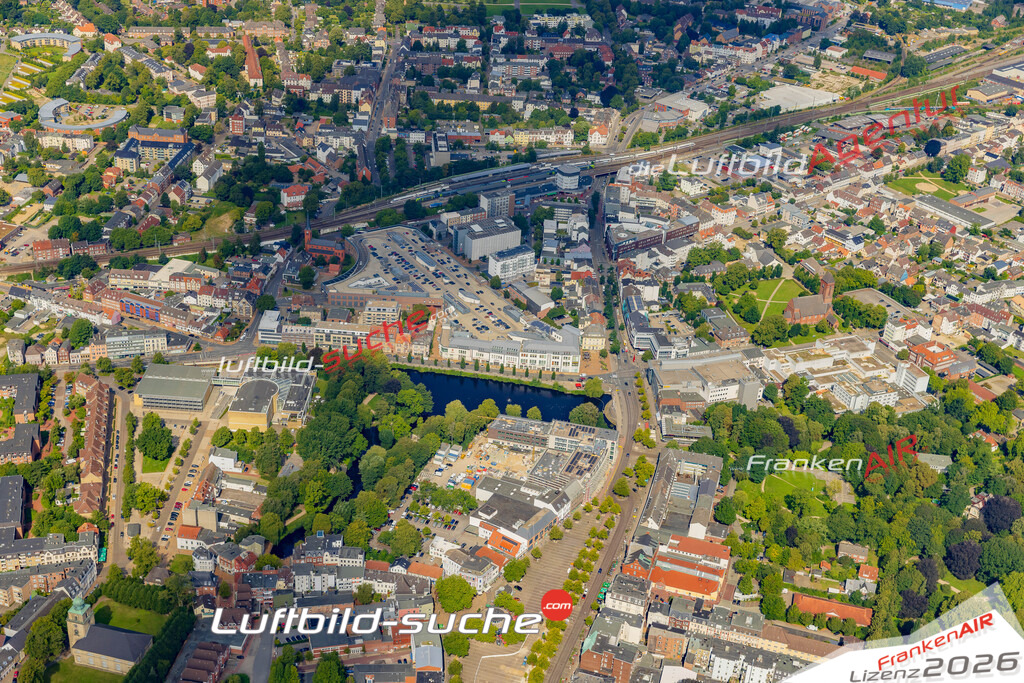 Neue Luftbildaufnahme der Stadt Neumünster - Das Luftbild wurde 2025 vom UL-Flugzeug heraus erstellt ( keine Drohnenaufnahme ) - Hochauflösende Luftaufnahme - für Wandbilder und großformatige Ausdrucke geeignet. Das besondere Geschenk!Hier alle&nbsp;Infos zur Lizenzierung der LuftaufnahmeWir fliegen auch dieses Jahr wieder in Ihre Region um Luftbilder zu erstellen.- Luftbild anfragen