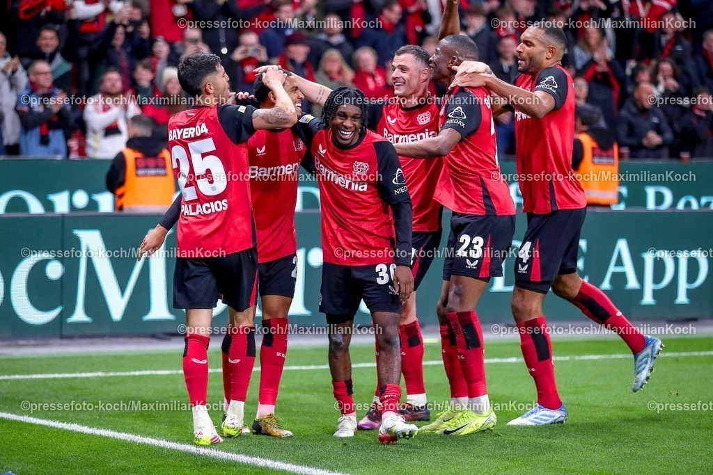 B0428032501075 | 28.03.2025, Fußball, Bayer 04 Leverkusen - VfL Bochum, 1. Fußball Bundesliga, 27. Spieltag, BayArena, Saison 2024 2025: Torjubel nach dem Tor zum 3:1 durch Torschütze Amine Adli (Bayer04 Leverkusen #21) zusammen mit der Mannschaft DFB regulations prohibit any use of photographs as image sequences and or quasi-video.