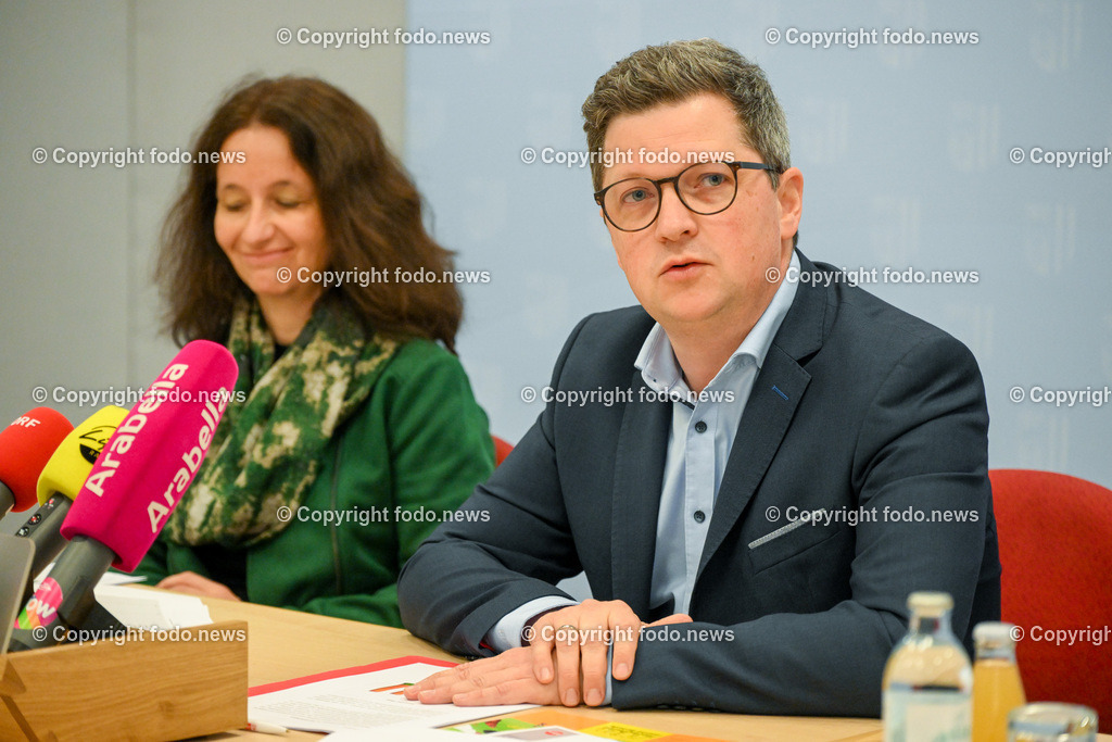Pressekonferenz LR Michael Lindner (SP)_ Tierschutz in Oberoesterreich_ 26.04.2023-6 | 26.04.2023, Presseclub Linz, AUT, LR Michael Lindner (SP), Tierschutz in Oberoesterreich, Taetigkeitsbericht 2022 & Themenschwerpunkte der Tierschutzombudsstelle Ooe, im Bild Cornelia Rouha-Muelleder (Tierschutzombudsfrau Ooe), LR Michael Lindner (SP)
