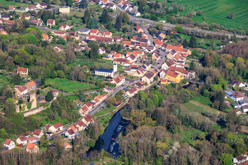 Luftbild: Verlauf der Blies an der deutsch-französischen Landesgrenze und Château de Frauenberg in Frauenberg im Bundesland Moselle in Frankreich.Foto: IMG_154517.jpg vom 18.04.2026 durch Werner Riehm/FLY-FOTO.deAuflösung des Originals: 5576 x 3717 px