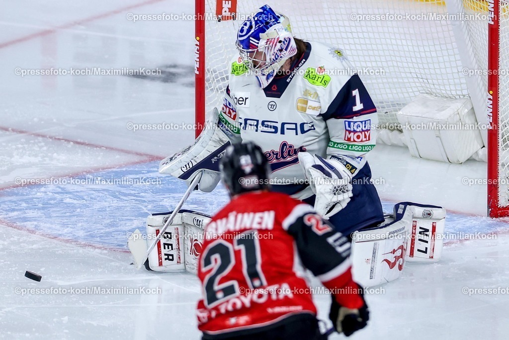 KEC20042601056 | 20.04.2026, Eishockey, DEL Halbfinale Play-Offs, Kölner Haie - Eisbären Berlin, Spiel 6, Lanxess-Arena Köln: Goalie Jonas Stettmer (Eisbären Berlin #01) verteidigt das Tor gegen Juhani Tyrväinen (Kölner Haie #21) 