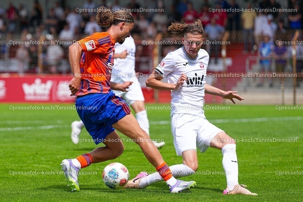 xYDR20072501071 | 20.07.2025, xydrx, Fußball, Rot Weiss Ahlen - FC Schalke 04, Testspiel, Wersestadion: Taylan Bulut (FC Schalke 04 #31) im Zweikampf gegen Dominik Limprecht (Rot Weiss Ahlen #3)