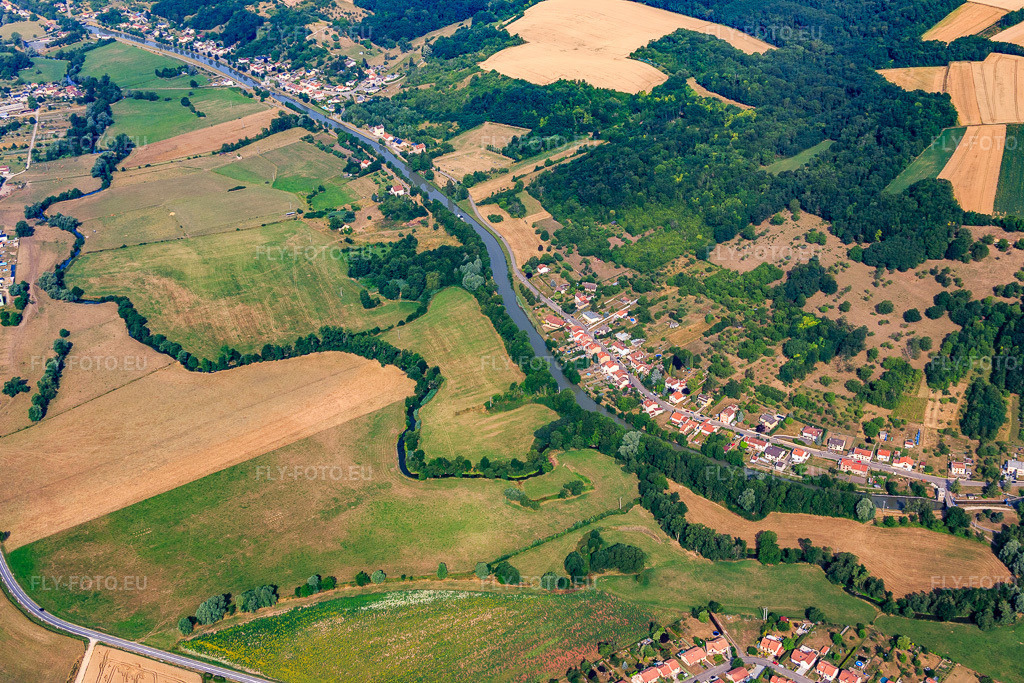 Vue aérienne: Plaines inondables entre le canal et Le Sanon à Sommerviller dans le département Meurthe et Moselle, France – .Photo: IMG_083188.jpg prise le 11/07/2015 par Werner Riehm/FLY-FOTO.eu – Résolution de l'original: 5326 x 3551 px