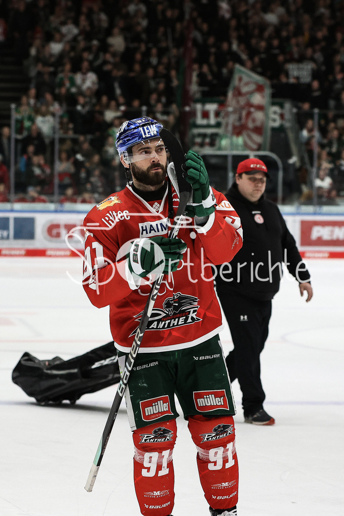 Augsburger Panther - Düsseldorfer EG | Luke ESPOSITO (AEV #91)  bedankt sich bei den Zuschauern nach dem Abstieg des AEV / Traurig / enttaeuscht / Traenen / Symbolbild