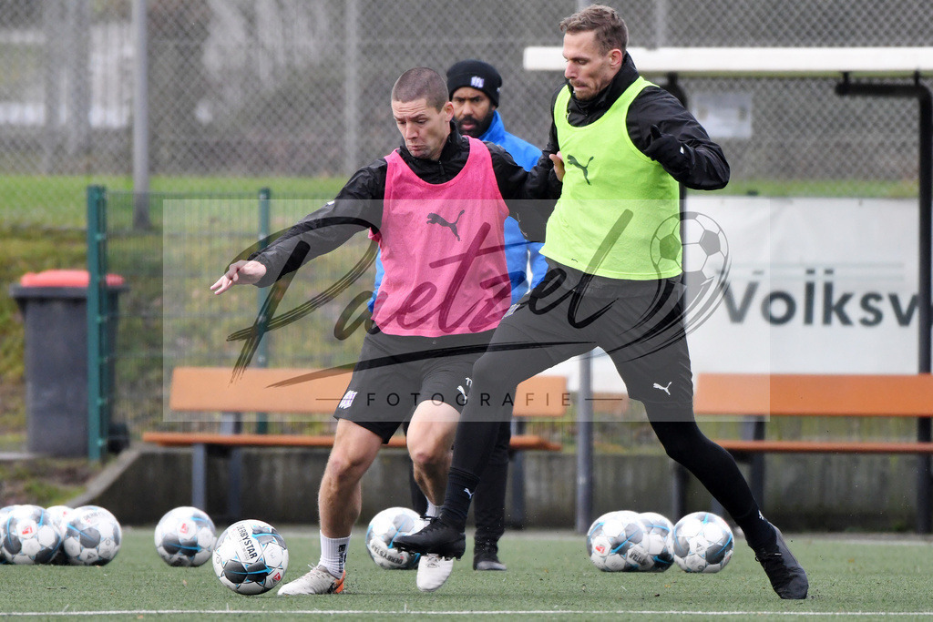20200203_TRAOSN_0014 | Fußball, Herren: Adam Susac (VfL Osnabrueck) und Maurice Trapp (VfL Osnabrueck) im Zweikampf waehrend der Trainingseinheit des VfL Osnabrueck im Sportpark Illoshoehe am 03.02.2020 in Osnabrueck, Deutschland. - Realisiert mit Pictrs.com