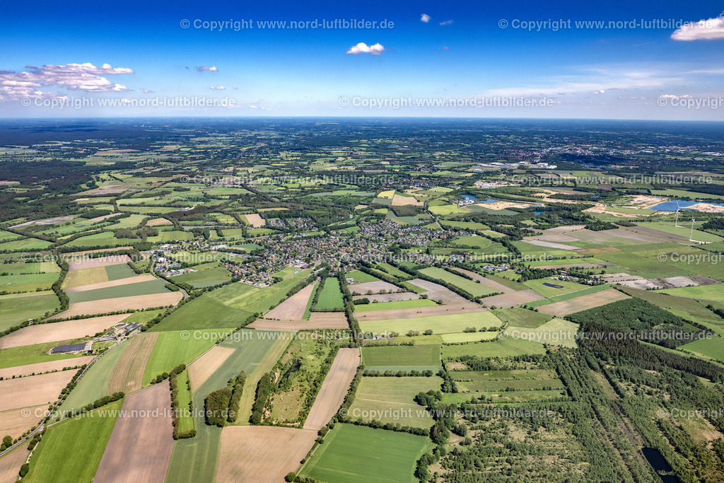 Lentföhrden_ELS_7663030622 | LENTFöHRDEN 03.06.2022 Ortsansicht der Straßen und Häuser der Wohngebiete in Lentföhrden im Bundesland Schleswig-Holstein, Deutschland. // Town View of the streets and houses of the residential areas in Lentfoehrden in the state Schleswig-Holstein, Germany. Foto: Martin Elsen