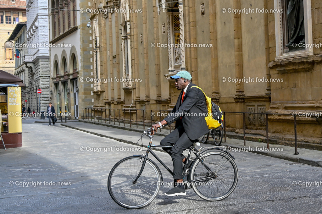 Italien_ Toscana_ Florenz_ 30.05.2024-233 | 30.05.2024, Italien, ITA, Toskana, Florenz im Bild Stadtansichten, Gebäude, Architektur, Touristen, Historisch, Souvenir, Altstadt, Museum, Statuen, Skulpturen, Piazza della Signoria, Statue David, Palazzo Vecchio, Neptunbrunnen, Piazza della Repubblica, Ponte Vecchio, Brücke, Uffizien, Kathedrale Santa Maria del Fiore, Arno, Fluß


Florenz, Firenze, ist eine italienische Großstadt. Nach Einwohnern ist sie die achtgrößte Stadt Italiens. Florenz ist die Hauptstadt sowie größte Stadt der Region Toskana und der Metropolitanstadt Florenz, in der etwa eine Million Menschen leben. Florenz ist für seine Geschichte berühmt. Leonardo da Vinci verbrachte große Teile seiner Jugend in Florenz, Michelangelo fand Unterschlupf in der Kirche der Medici, Galileo Galilei wohnte als Hofmathematiker in den Palästen der Medici. Von 1865 bis 1871 war die Stadt die Hauptstadt des neu gegründeten Königreichs Italien. Das historische Zentrum von Florenz zieht Jahr für Jahr Millionen von Touristen an. Die historische Innenstadt wurde von der UNESCO im Jahre 1982 zum Weltkulturerbe erklärt. 
Quelle: Wikipedia
