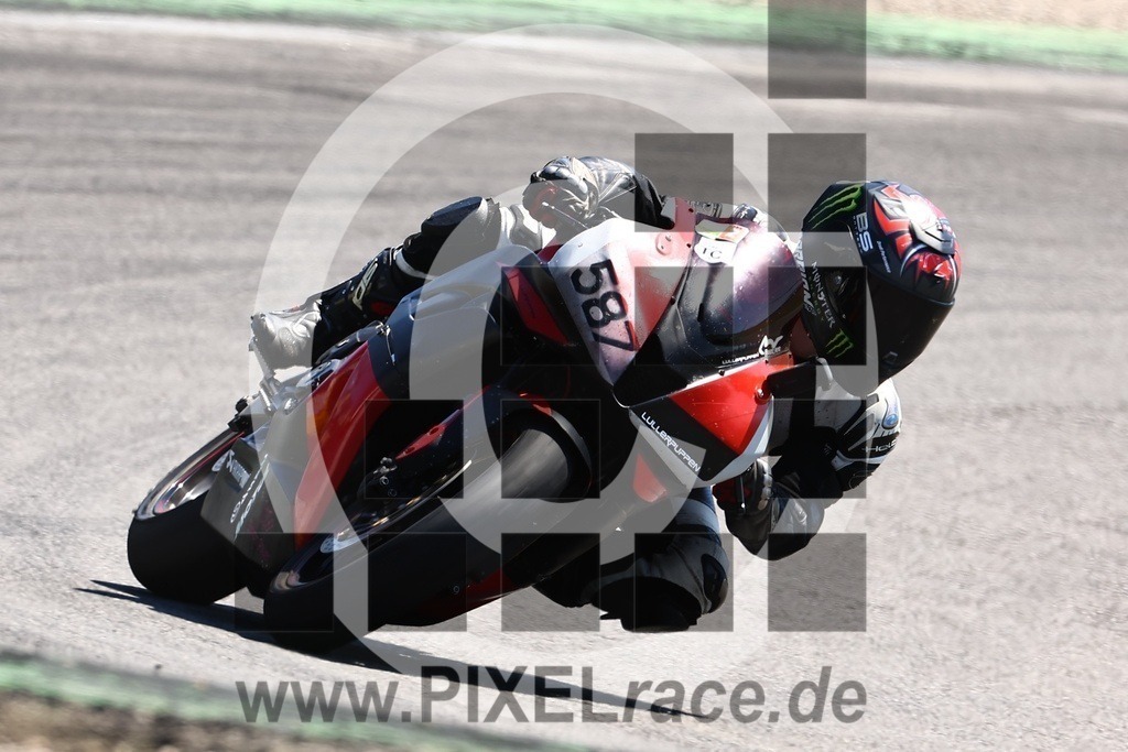 0587-20240625_04290 | Schöne Erinnerungen an spannende Momente - das festzuhalten ist unser Job. PIXELrace.de ist seit 2003 auf den Rennstrecken Europas unterwegs um die Action draußen beim Fahren und die wunderbare Stimmung imm Fahrerlager für euch einzufangen.