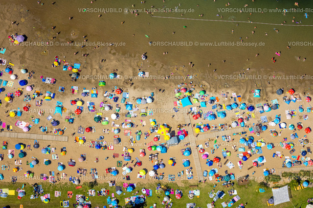 Voerde240803028StrandbadTenderingssee_Freibad | Luftbild, Strandbad Tenderingssee, Freibad am Tender, Sandstrand und Liegewiese mit Badegästen und bunten Sonnenschirmen, spielen und sonnen am Strand, Formen und Farben, Möllen, Voerde, Ruhrgebiet, Nordrhein-Westfalen, Deutschland