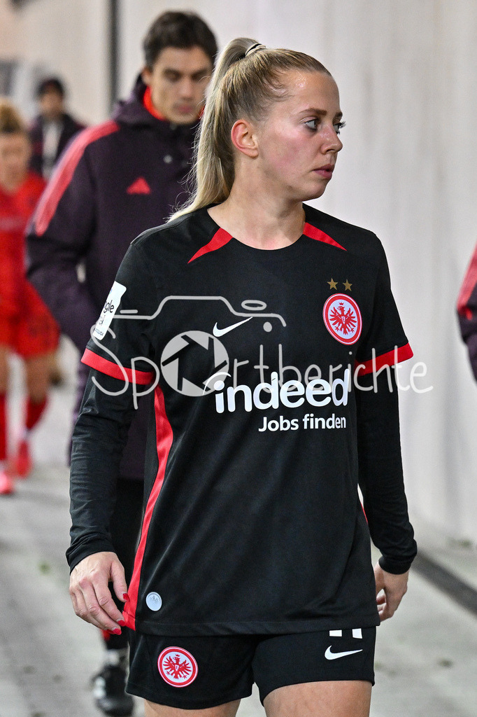 FC Bayern München Frauen - SG Eintracht Frankfurt Frauen | im Bild Nina LUEHRSSEN (Eintracht Frankfurt 11) auf dem Weg in die Kabine / Freisteller / Einzelfoto / Google Pixel Frauen Bundesliga: FC Bayern Muenchen - Eintracht Frankfurt, FC Bayern Campus am 04.11.2024