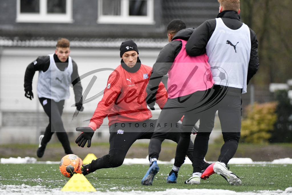 20200226_TRAOSN_0044 | Fussball, Herren: Torhueter Nils Koerber (VfL Osnabrueck) haelt einen Ball, mit einer Parade waehrend der Trainingseinheit des VfL Osnabrueck im Sportpark Illoshoehe am 26.02.2020 in Osnabrueck, Deutschland. - Realisiert mit Pictrs.com
