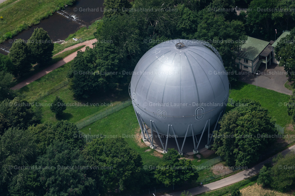 4032967 | FREIBURG IM BREISGAU 30.06.2020 Industrie- Denkmal der stillgelegten technischen Anlagen Gaskugel Betzenhausen an der Straße Fischermatte im Ortsteil Betzenhausen in Freiburg im Breisgau im Bundesland Baden-Württemberg, Deutschland. Weiterführende Informationen bei: bnNETZE GmbH. // Industrial monument of the technical plants Gaskugel Betzenhausen on street Fischermatte in the district Betzenhausen in Freiburg im Breisgau in the state Baden-Wuerttemberg, Germany. Further information at: bnNETZE GmbH. Foto: Gerhard Launer